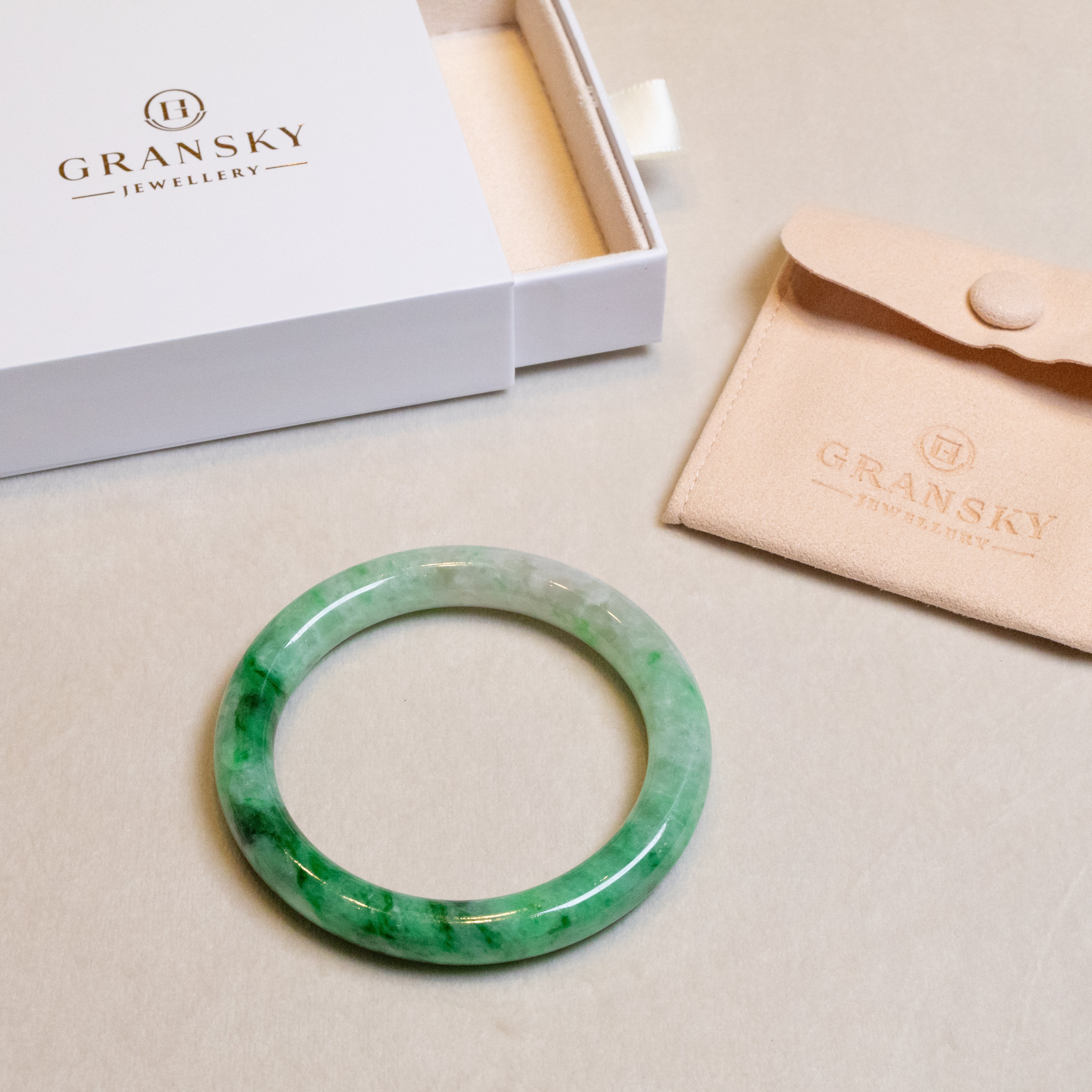天然シュウヒスイ 二色霞模様太丸バングル 黄緑グラデーション 56mm Imperial Green Color Jadeite Bangle – Untreated Natural Green